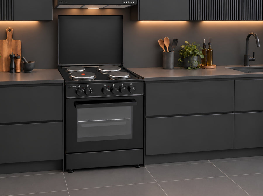SILIFO SF6147CFEB black electric cooker with 4 hotplates in a modern black kitchen